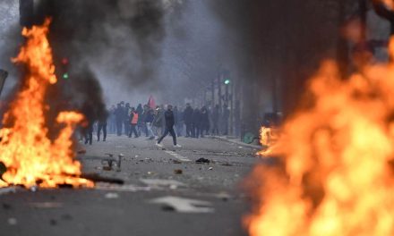 Kurdos se enfrentan a la policía en París por segundo día consecutivo