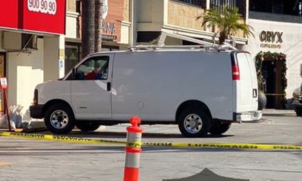 Hallan 6 cadáveres en camioneta abandonada en plaza de Tijuana