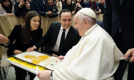 Visita Manolo Jiménez al Papa Francisco y le pide una bendición para todas las familias de Coahuila