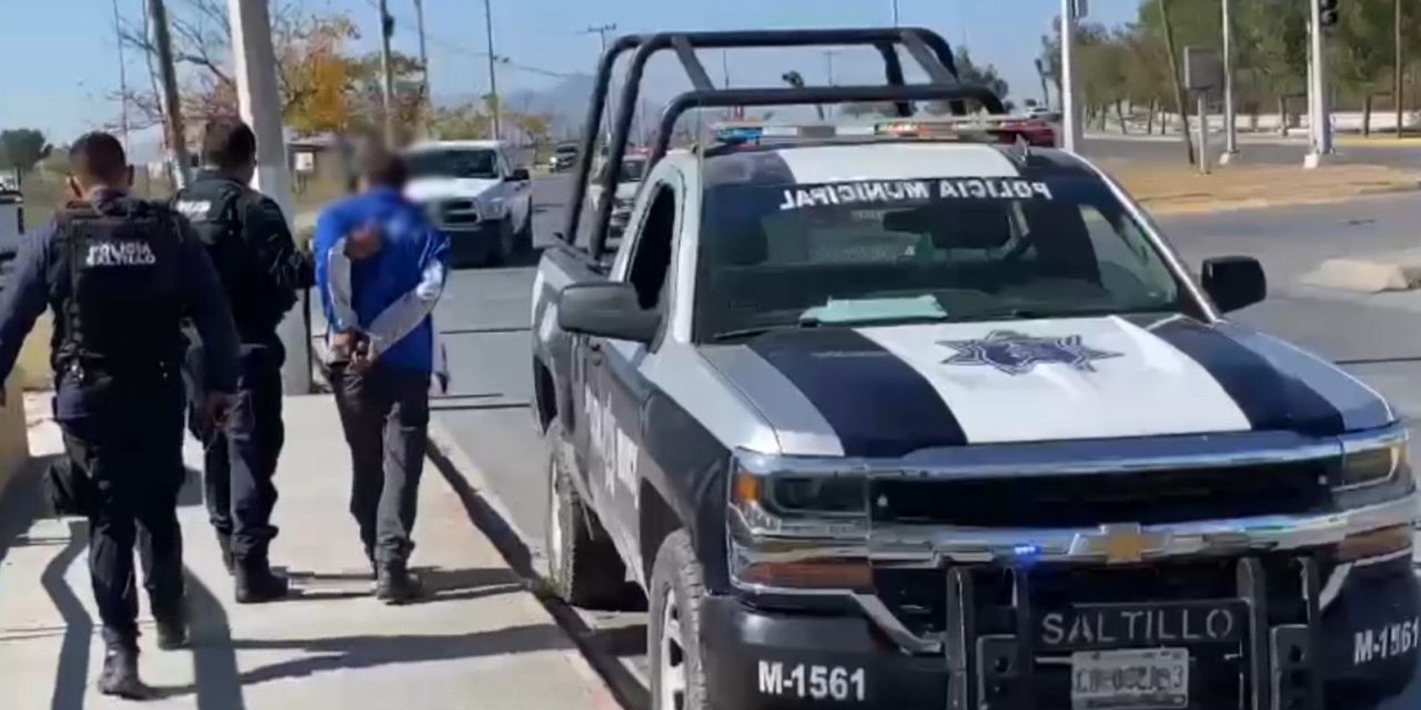 Lo detienen con motociclista robada en Saltillo