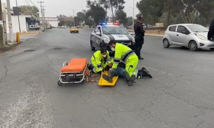 Motociclista se impacta en contra de un taxi en Saltillo