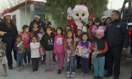 Llega la Navidad a colonias de Arteaga