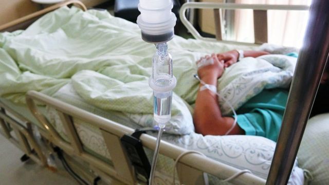 Niño muere al comerse una piedra de la carretera