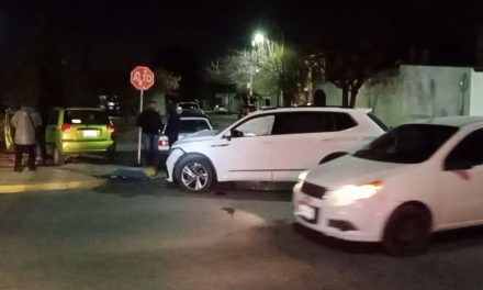 Conductor ocasiona accidente al no respetar un alto en la colonia Magisterio