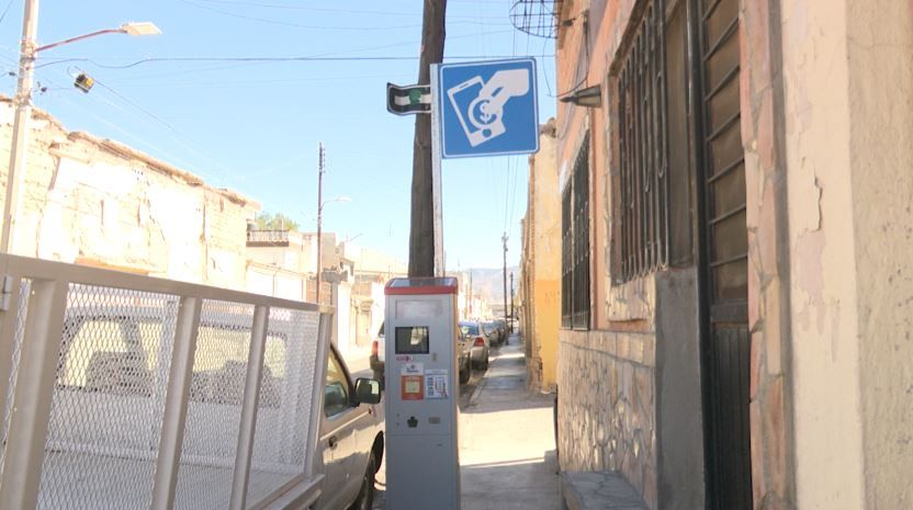 Dejan en carros aviso sobre uso de parquímetros en Centro de Saltillo