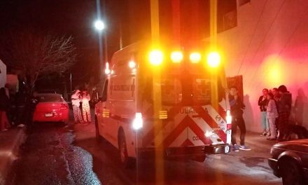 Pavimento mojado provoca que dos menores cayeran de motocicleta en Saltillo