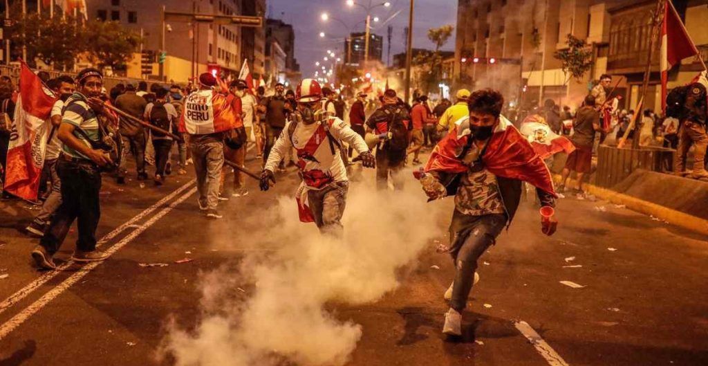 Presidenta de Perú pide adelantar elecciones tras protestas que exigen su renuncia