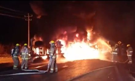 Fuerte incendio tras choque de tren con pipa en Nuevo León