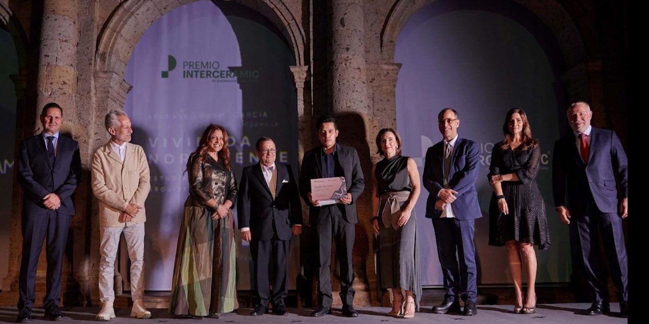 Reconocen a alumno de la UAdeC