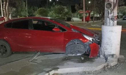 Saltillo: Se estrella contra poste de concreto en bulevar Pedro Figueroa
