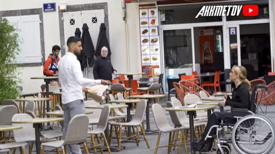 Finge ser discapacitada en primera cita y hombres la dejan plantada (video)