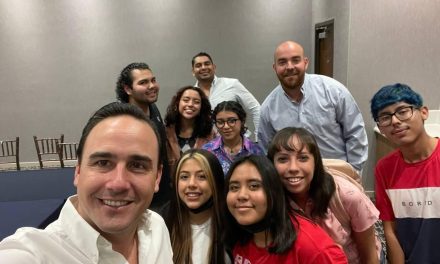 Manolo Jiménez se reúne con alumnos universitarios