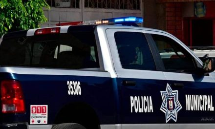 Hombre intentó drogarse mientras manejaba y fue detenido… chocó contra una patrulla en Torreón