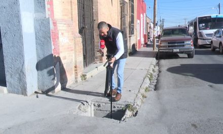 Alcantarilla sin tapa es una trampa peligrosa para los peatones de Saltillo