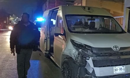 Saltillo: Transporte de personal se atravesó al paso y causó choque
