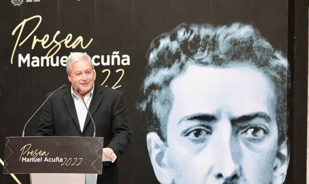 Chema Fraustro entregan presea Manuel Acuña