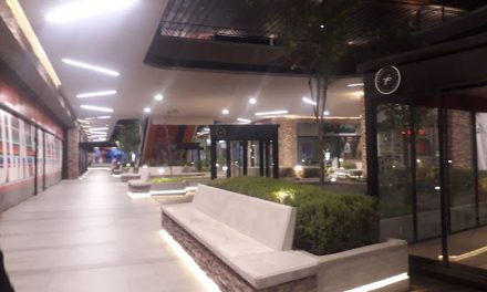 Mujer descubre a hombre grabándola en el baño de un centro comercial en Saltillo