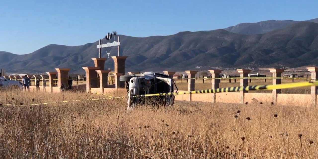 Un hombre sin vida y cuatro lesionados fue el saldo de una volcadura en Arteaga