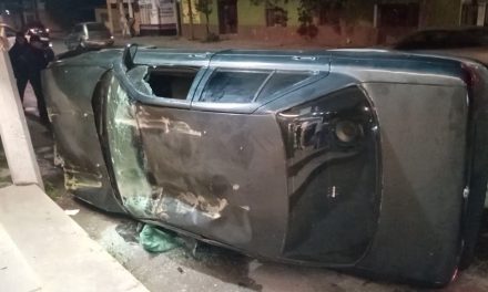 Conductor en estado de ebriedad sufre volcadura en Valdés Sánchez y abandona su vehículo