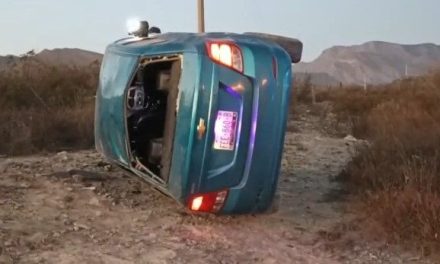 Volcadura en carretera a Los Pinos deja a tres personas lesionadas