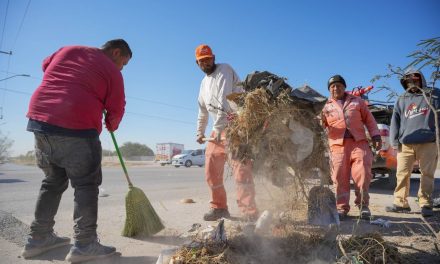 Limpian carretera a Santa Fe en Torreón