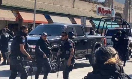 Dos policías municipales heridos de bala tras frustrar asalto a joyería en Torreón