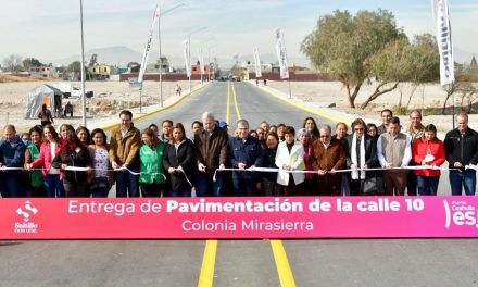 Gobernador entrega obra en calle 10 de la colonia Mirasierra de Saltillo