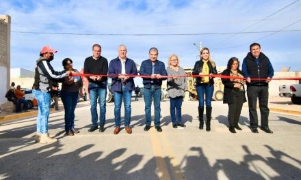 Entrega alcalde de Torreón obras de pavimentación