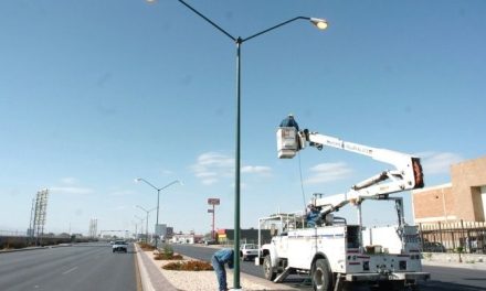 Trabajan en mantenimiento de luminarias en colonias y ejidos de Torreón