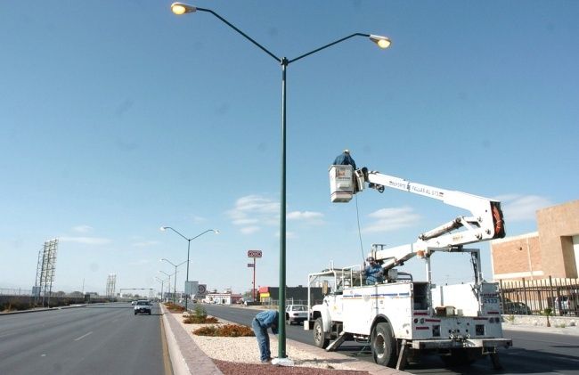 Trabajan en mantenimiento de luminarias en colonias y ejidos de Torreón