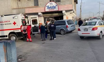Se mete a una tienda de abarrotes con todo y auto en Saltillo