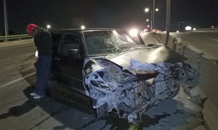 Saltillo:  Adolescente destroza su vehículo; chocó con los muros de contención en Fundadores