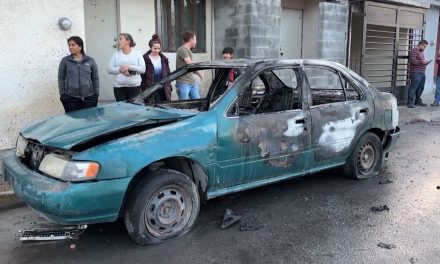 Arde vehículo en Satélite Sur de Saltillo: pudo haber sido provocado