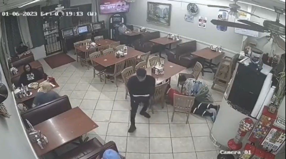 Hombre asalta taquería con una pistola de juguete… cliente lo mata (video)
