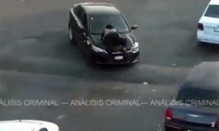 Video: Atropellan a mujer en Ecatepec y el conductor se la lleva en el cofre por varias calles