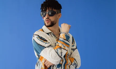 Bad Bunny se molesta con fan y le arroja su celular (video)