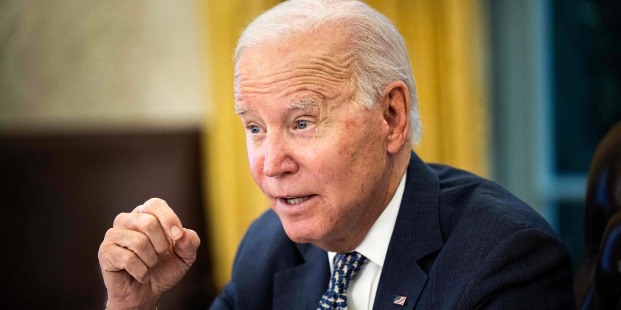 Biden exige restringir acceso ciudadano a fusiles de asalto tras tiroteos en EU