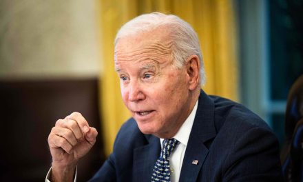 Biden exige restringir acceso ciudadano a fusiles de asalto tras tiroteos en EU