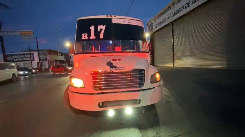 Estudiante de secundaria de Saltillo se cae de una combi al intentar bajar