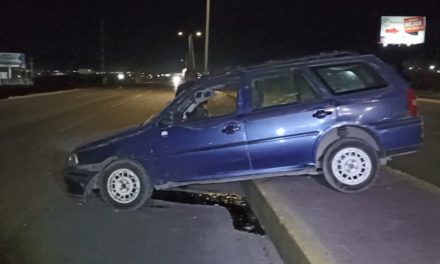 Hombre termina en medio del camellón en Saltillo