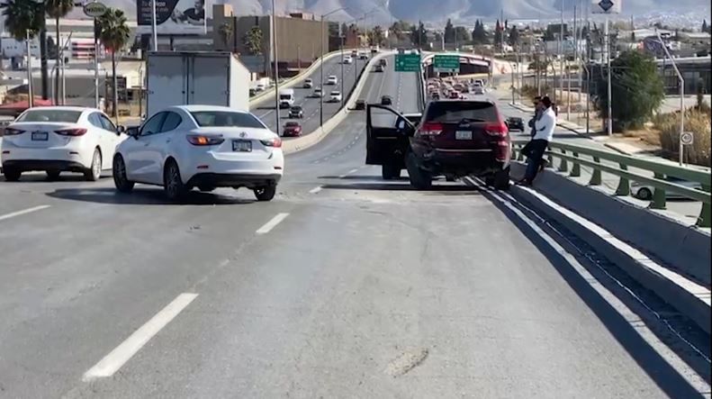 Choca y ocasiona caos vial en puente vehicular de Rufino Tamaño