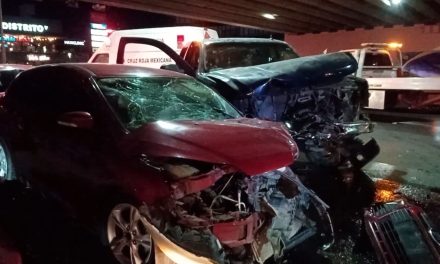 Saltillo: Fuerte encontronazo deja mujer embarazada lesionada en pleno V. Carranza