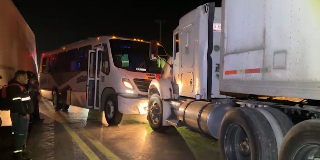 Transporte de personal protagonizó percance en carretera a Zacatecas