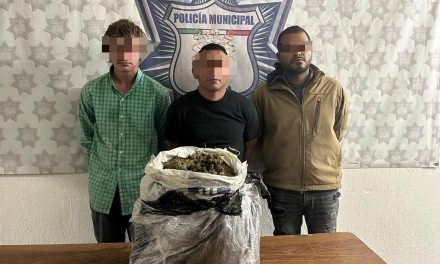 Policía de Arteaga decomisa droga en filtro de seguridad