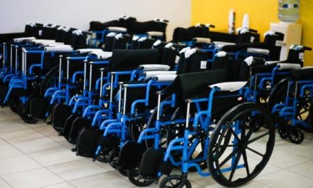 DIF Torreón entrega 300 sillas de ruedas