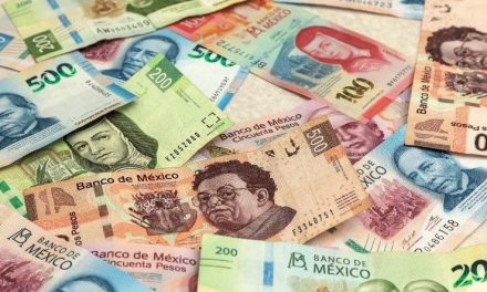 Peso rompe la barrera de los 19 pesos por dólar; cotiza en 18.99