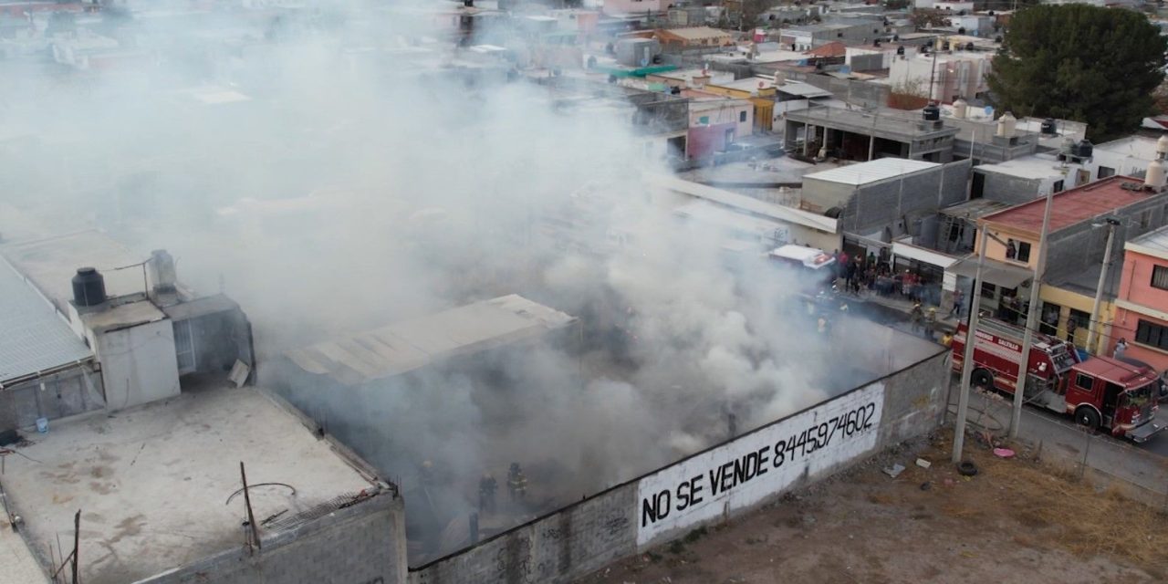 Fuego arrasa con lavado de autos en Saltillo