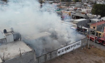 Fuego arrasa con lavado de autos en Saltillo