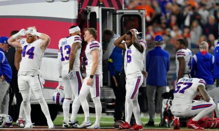 Video: Jugador de los Bills de Buffalo colapsa en pleno partido; sufre paro cardíaco; está en condición crítica