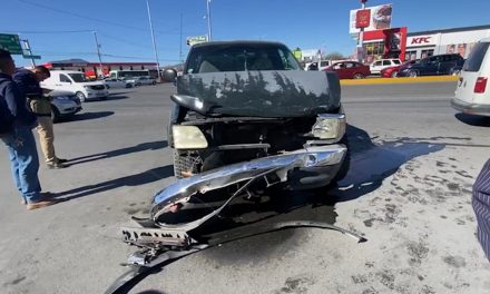 Se pasa luz roja y lo impactan en Saltillo